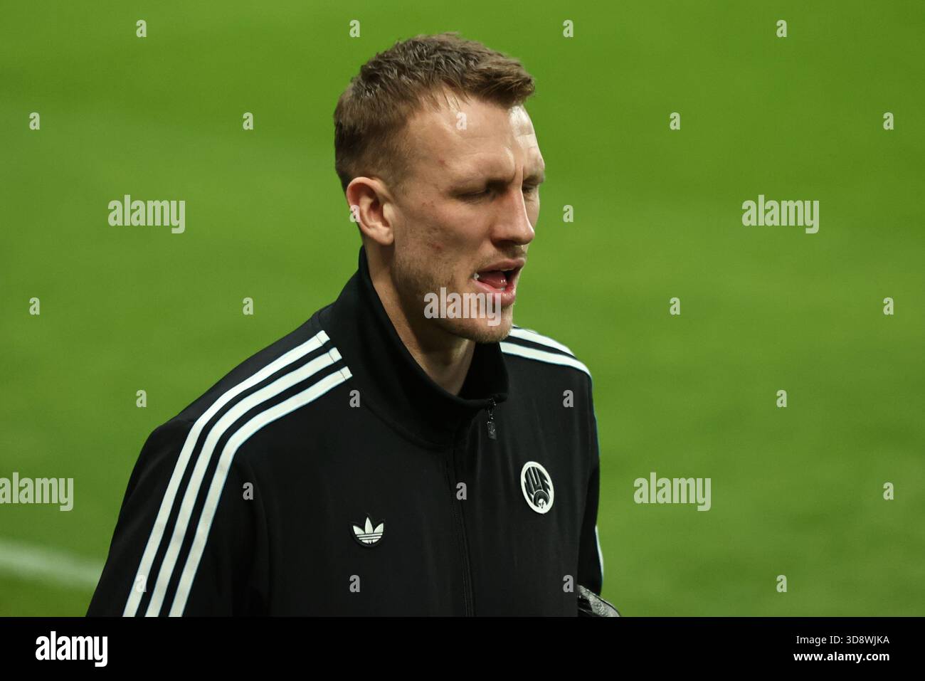 Dan Burn of Newcastle United arrives during the Premier League match Newcastle United vs Tottenham Hotspur at St. James's Park, Newcastle, United Kingdom, 2nd December 2025  (Photo by Alfie Cosgrove/News Images)  *** GER AUT SUI OUT *** Stock Photo