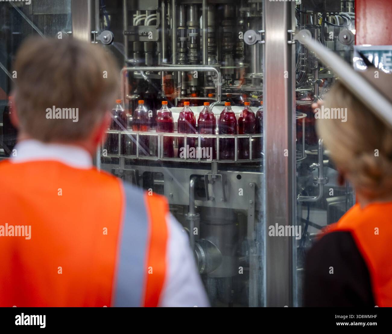 PARAMARIBO - King Willem-Alexander and Queen Máxima are given a tour of the Fernandes family business's bottling plant, where Suriname's most famous drink is bottled. The royal couple was on a three-day state visit to Suriname. ANP REMKO DE WAAL netherlands out - belgium out Stock Photo