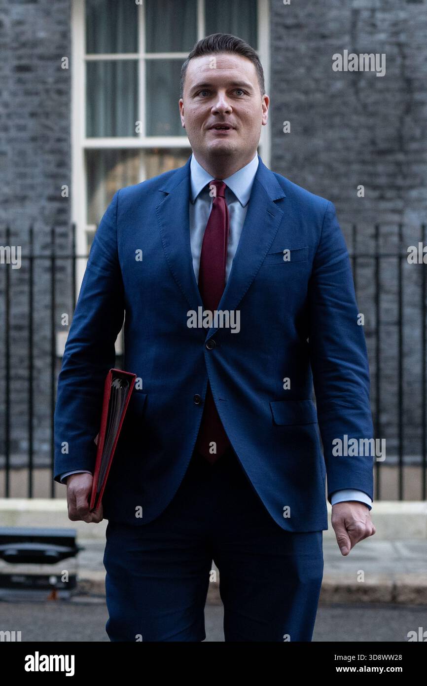 London, England, UK. 2nd Dec, 2025. WES STREETING, Health Secretary, leaves 10 Downing Street after a Cabinet Meeting. (Credit Image: © Thomas Krych/ZUMA Press Wire) EDITORIAL USAGE ONLY! Not for Commercial USAGE! Stock Photo