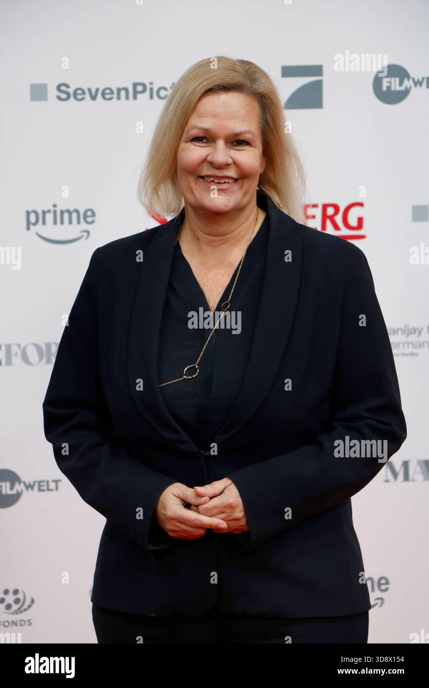 Palst Nancy Faeser bei der Weltpremiere von Stromberg - Wieder alles wie ...