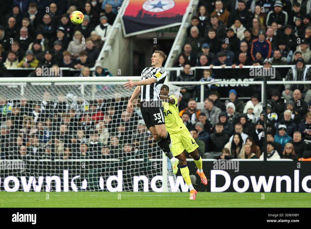 Dan Burn of Newcastle United jumps up to win the high ball during the Premier League match Newcastle United vs Tottenham Hotspur at St. James's Park, Newcastle, United Kingdom, 2nd December 2025  (Photo by Alfie Cosgrove/News Images)  *** GER AUT SUI OUT *** Stock Photo