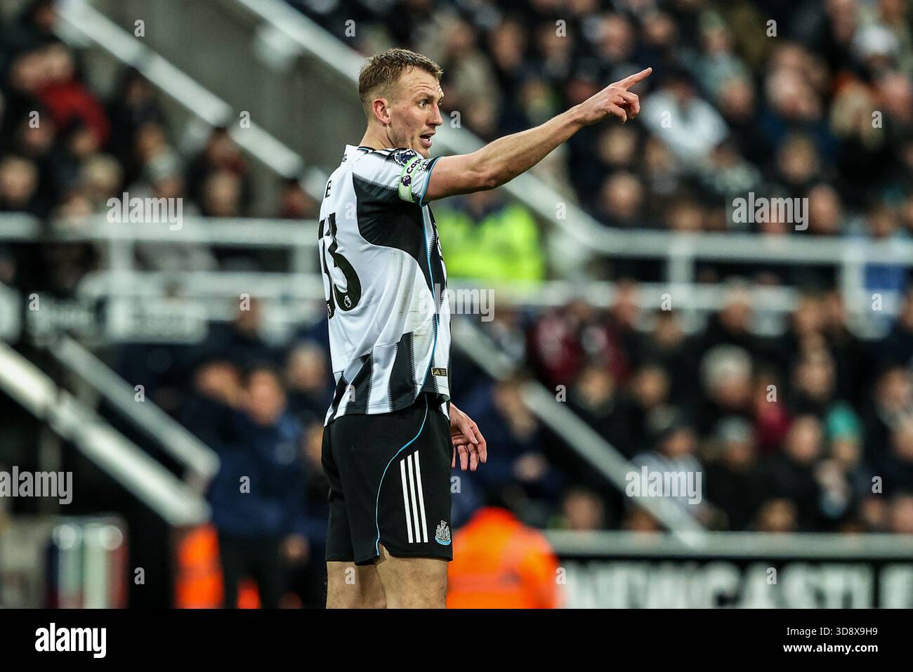 Newcastle, UK. 02nd Dec, 2025. Dan Burn of Newcastle United gives his team instructions during the Premier League match Newcastle United vs Tottenham Hotspur at St. James's Park, Newcastle, United Kingdom, 2nd December 2025 (Photo by Alfie Cosgrove/News Images) *** GER AUT SUI OUT *** in Newcastle, United Kingdom on 12/2/2025. (Photo by Alfie Cosgrove/News Images/Sipa USA) Credit: Sipa USA/Alamy Live News Stock Photo