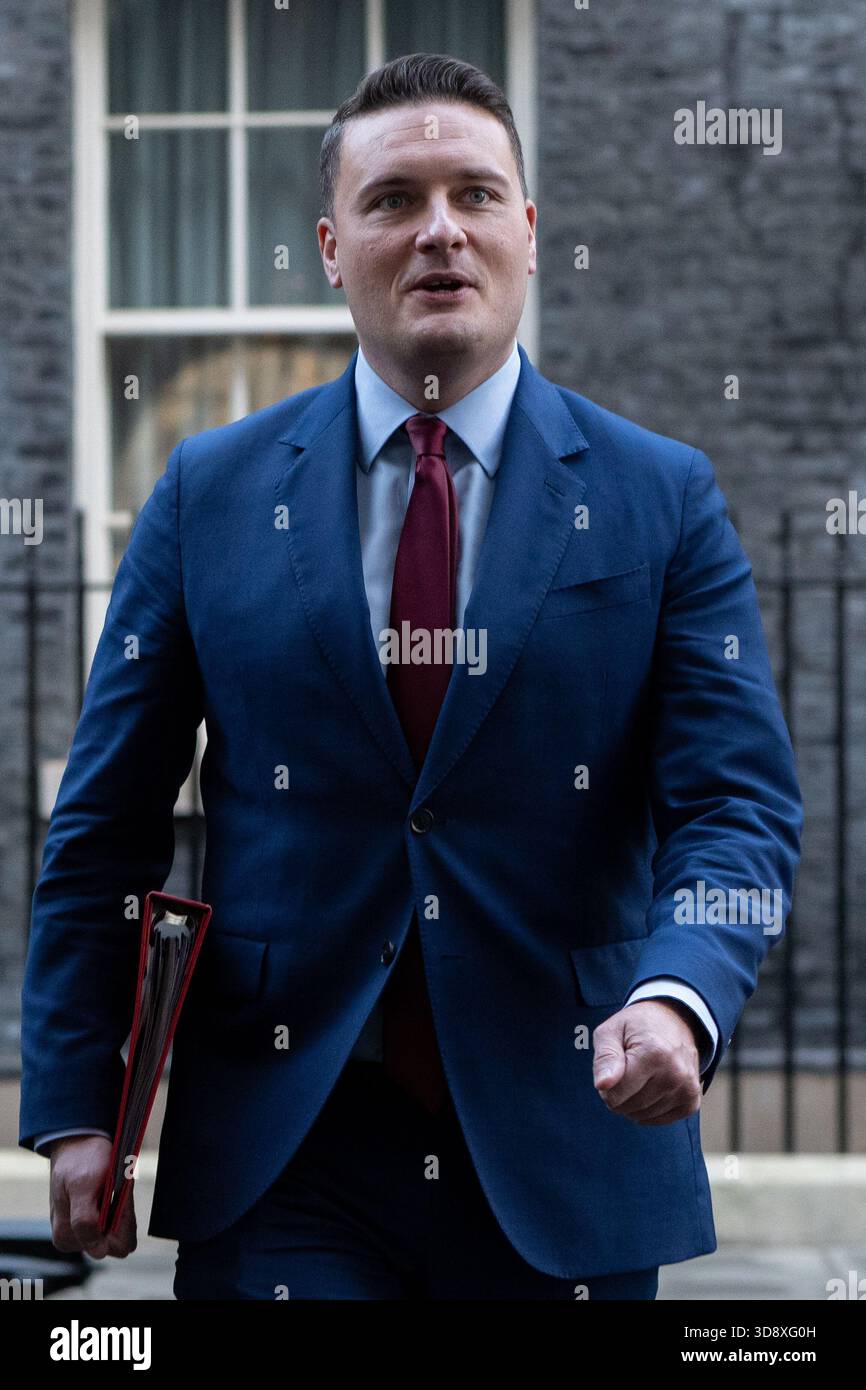 London, England, UK. 2nd Dec, 2025. WES STREETING, Health Secretary, leaves 10 Downing Street after a Cabinet Meeting. (Credit Image: © Thomas Krych/ZUMA Press Wire) EDITORIAL USAGE ONLY! Not for Commercial USAGE! Stock Photo