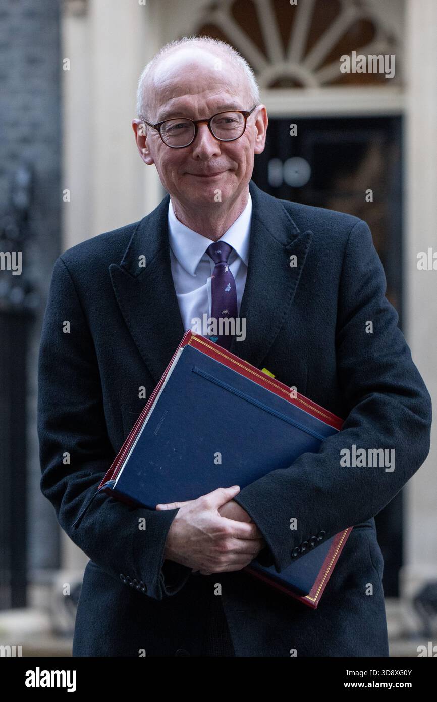 London, England, UK. 2nd Dec, 2025. PAT MCFADDEN, Secretary of State for Work and Pensions, leaves 10 Downing Street after a weekly Cabinet Meeting. (Credit Image: © Thomas Krych/ZUMA Press Wire) EDITORIAL USAGE ONLY! Not for Commercial USAGE! Stock Photo