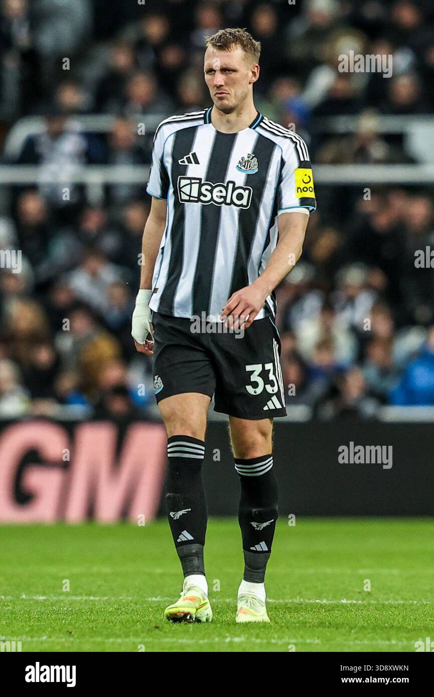 Dan Burn of Newcastle United during the Premier League match Newcastle United vs Tottenham Hotspur at St. James's Park, Newcastle, United Kingdom, 2nd December 2025  (Photo by Alfie Cosgrove/News Images)  *** GER AUT SUI OUT *** Stock Photo