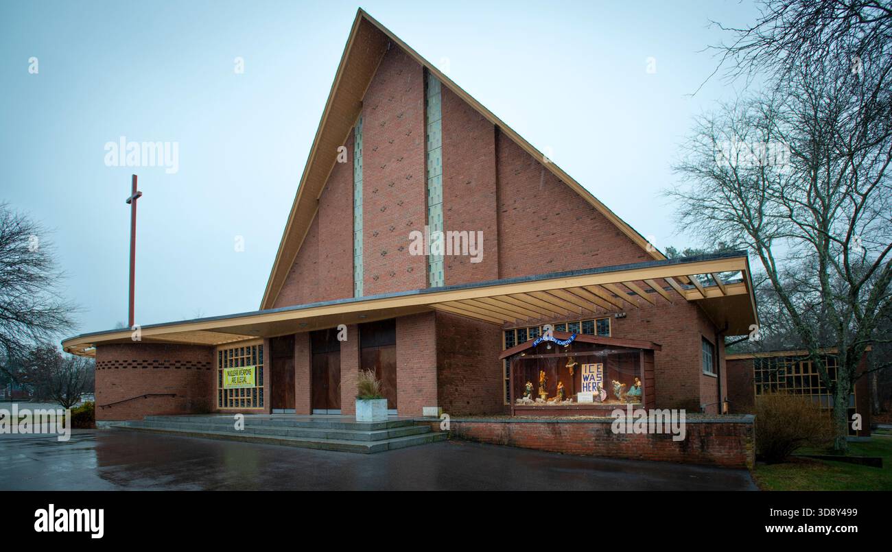 Dedham, Massachusetts, USA. 02 Dec. 2025.  Nativity Scene without Baby Jesus and the Holy Family outside of Saint Susanna Roman Catholic Church in Dedham, MA.  The manger with baby Jesus, Joseph and Mary has been replaced with a Sign saying “I.C.E. was here” and “The Holy Family is safe in the Sanctury of our Church” with the local tel. number for LUCE (Immigrant Justice Network). Photo shows street entrance to the church during a cold rainy day.  Dedham is a small town 20 miles (32k) southeast of Boston.  Credit: Chuck Nacke / Alamy Live News Stock Photo