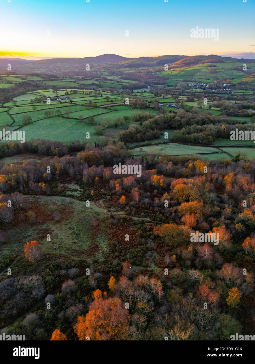 UK Weather:  Clear skies left much of the country in single-digit temperatures and pockets of frost with snowfall in days for some as weather maps predict. Sunrise over rural Flintshire and the Clwydian Range and Highest Peak Moel Famau provided a dramatic backdrop offering striking visuals of the shifting weather front on the horizon near the village of Lixwm, Flintshire 3nd December 2025 , Flintshire, Wales ©DGDImages/Alamy Live News Stock Photo