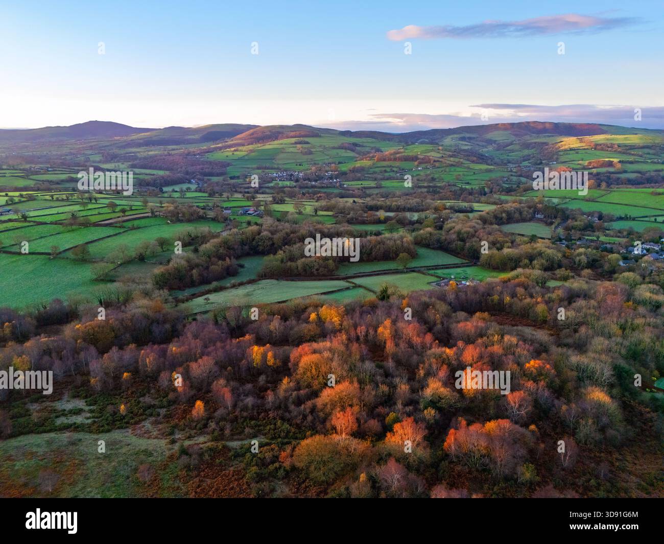 UK Weather:  Clear skies left much of the country in single-digit temperatures and pockets of frost with snowfall in days for some as weather maps predict. Sunrise over rural Flintshire and the Clwydian Range and Highest Peak Moel Famau provided a dramatic backdrop offering striking visuals of the shifting weather front on the horizon near the village of Lixwm, Flintshire 3nd December 2025 , Flintshire, Wales ©DGDImages/Alamy Live News Stock Photo