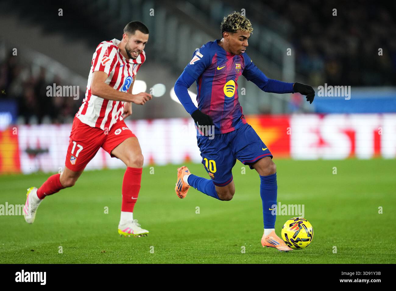 Barcelona, Spain. 03rd Dec, 2025. Lamine Yamal of FC Barcelona and David Hancko of Atletico de Madrid during the La Liga EA Sports match between FC Barcelona and Atletico de Madrid played at Spotify Camp Nou Stadium on December 2 2025 in Barcelona, Spain. (Photo by Bagu Blanco/PRESSIN) Credit: PRESSINPHOTO SPORTS AGENCY/Alamy Live News Stock Photo