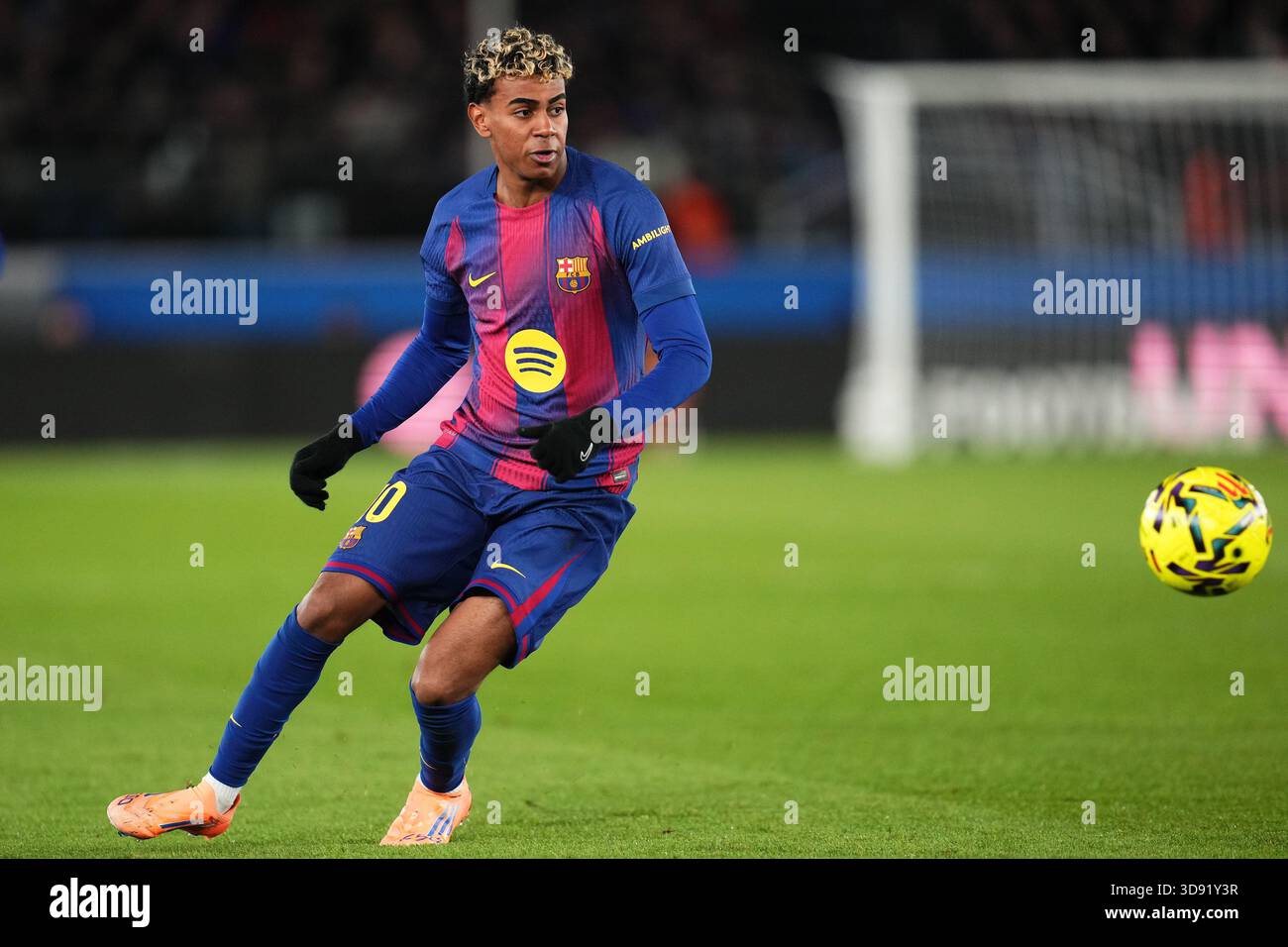 Barcelona, Spain. 03rd Dec, 2025. Lamine Yamal of FC Barcelona during the La Liga EA Sports match between FC Barcelona and Atletico de Madrid played at Spotify Camp Nou Stadium on December 2 2025 in Barcelona, Spain. (Photo by Bagu Blanco/PRESSIN) Credit: PRESSINPHOTO SPORTS AGENCY/Alamy Live News Stock Photo