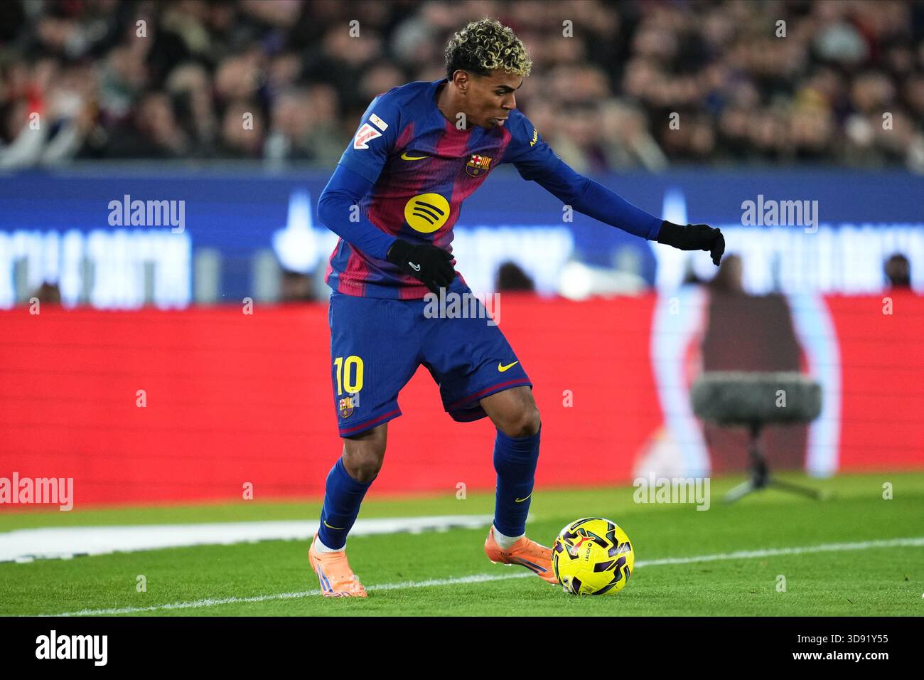 Barcelona, Spain. 03rd Dec, 2025. Lamine Yamal of FC Barcelona during the La Liga EA Sports match between FC Barcelona and Atletico de Madrid played at Spotify Camp Nou Stadium on December 2 2025 in Barcelona, Spain. (Photo by Bagu Blanco/PRESSIN) Credit: PRESSINPHOTO SPORTS AGENCY/Alamy Live News Stock Photo