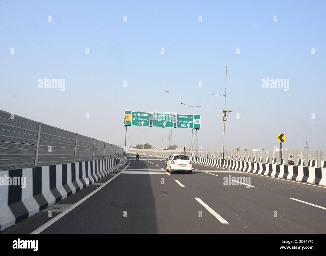 NEW DELHI, INDIA - DECEMBER 1: Traffic seen on Saharanpur Dehradun Expressway as it is open for Public Trial from last night, on December 1, 2025 in New Delhi, India. Once completed, the 210 km high-speed corridor is expected to reduce the travel time between Delhi and Dehradun from the current 6 to 6.5 hours to just 2 to 2.5 hours, significantly improving connectivity between the national capital, western Uttar Pradesh, and Uttarakhand. Authorities are preparing to inaugurate a 32 km-long completed section of the expressway between late December and early January, even as work continues at an Stock Photo