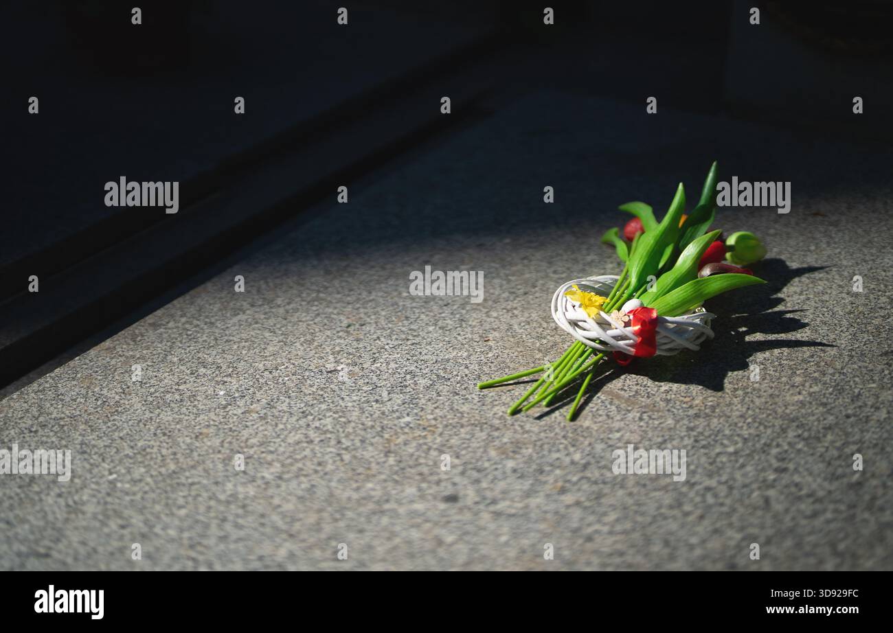 Memorial flowers on granite grave or tombstone Stock Photo - Alamy