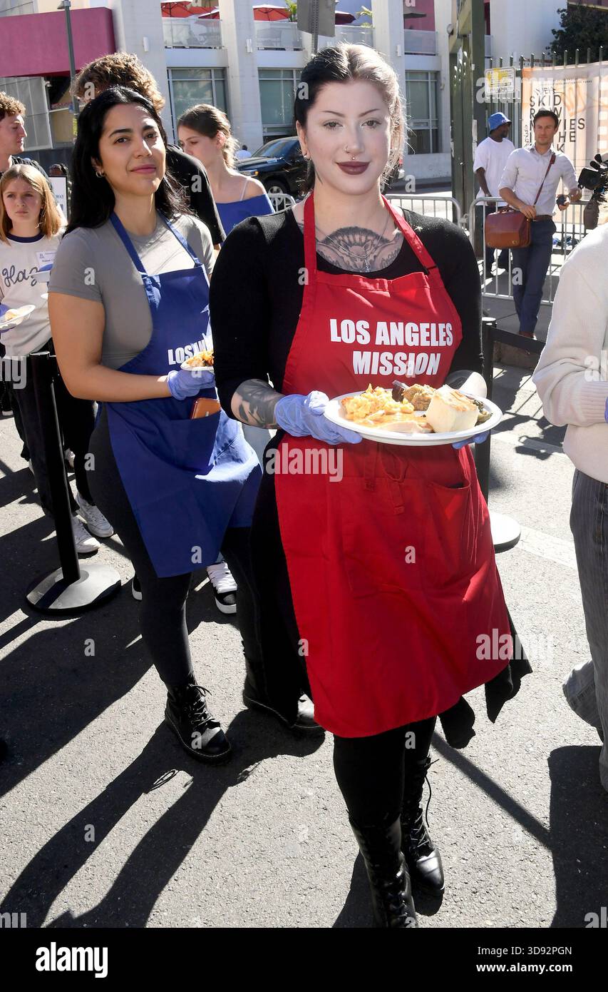 Influencer RAVENGRIIM serves free lunch to the homeless at the LA