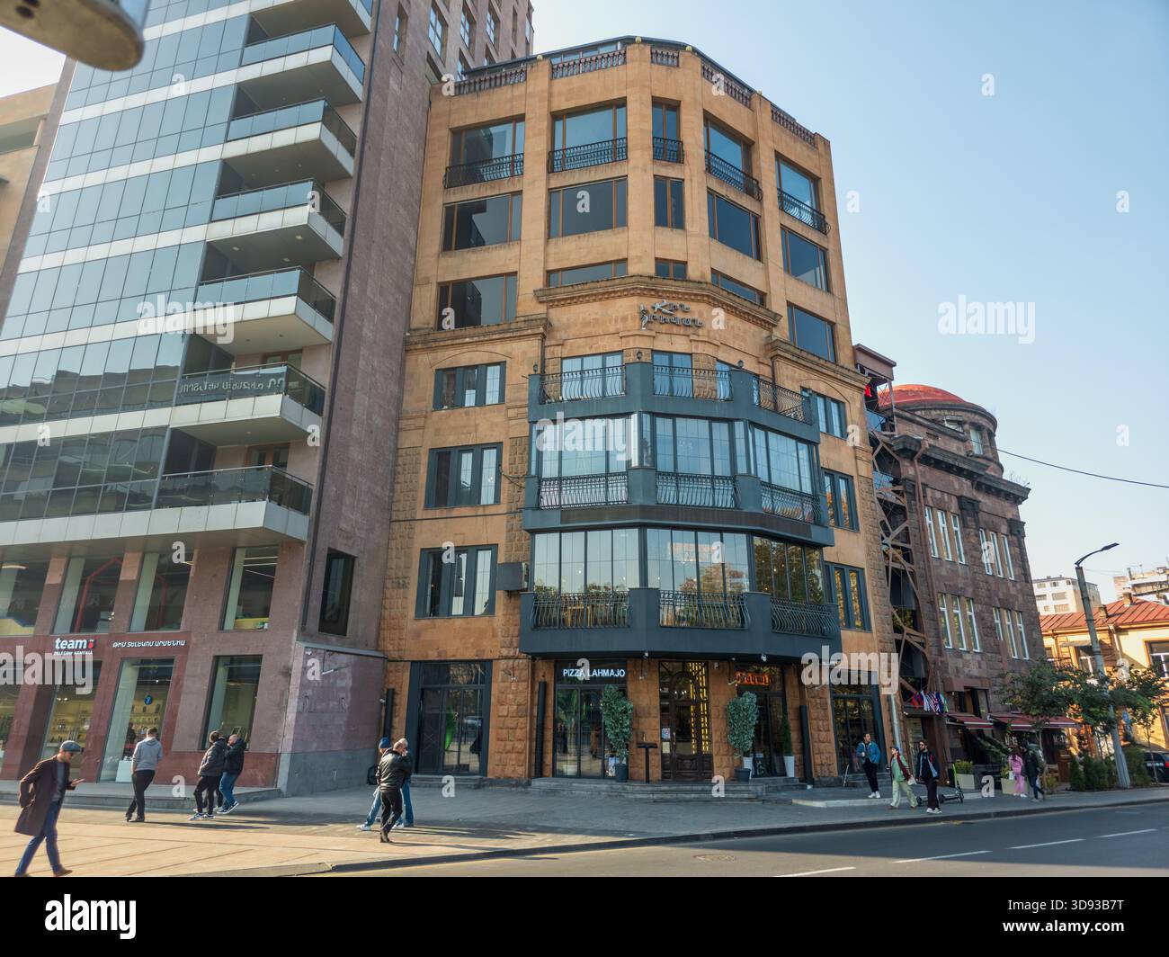 Large group of people outside of a building hi-res stock photography ...
