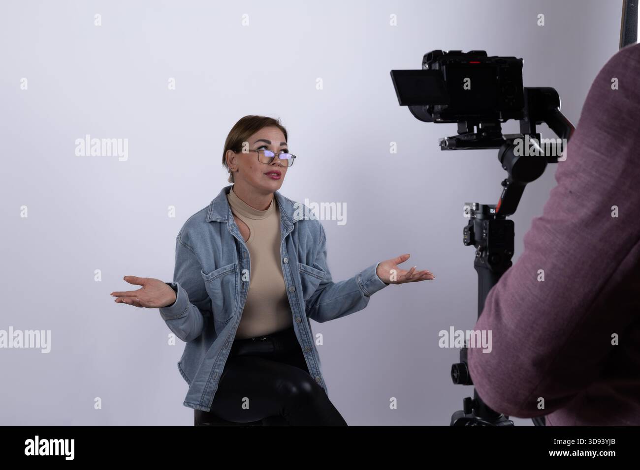 Female journalist speaks on hi-res stock photography and images - Alamy