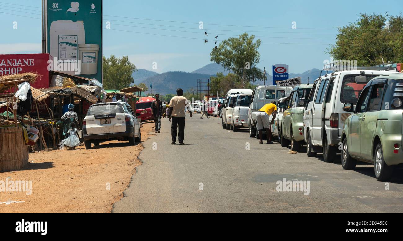 Nakumumba Malawi southern Africa. 16.11.2025.  Motorists queuing for petrol at a service station in the town of Nakumumba in Malawi southern Africa. - Stock Image