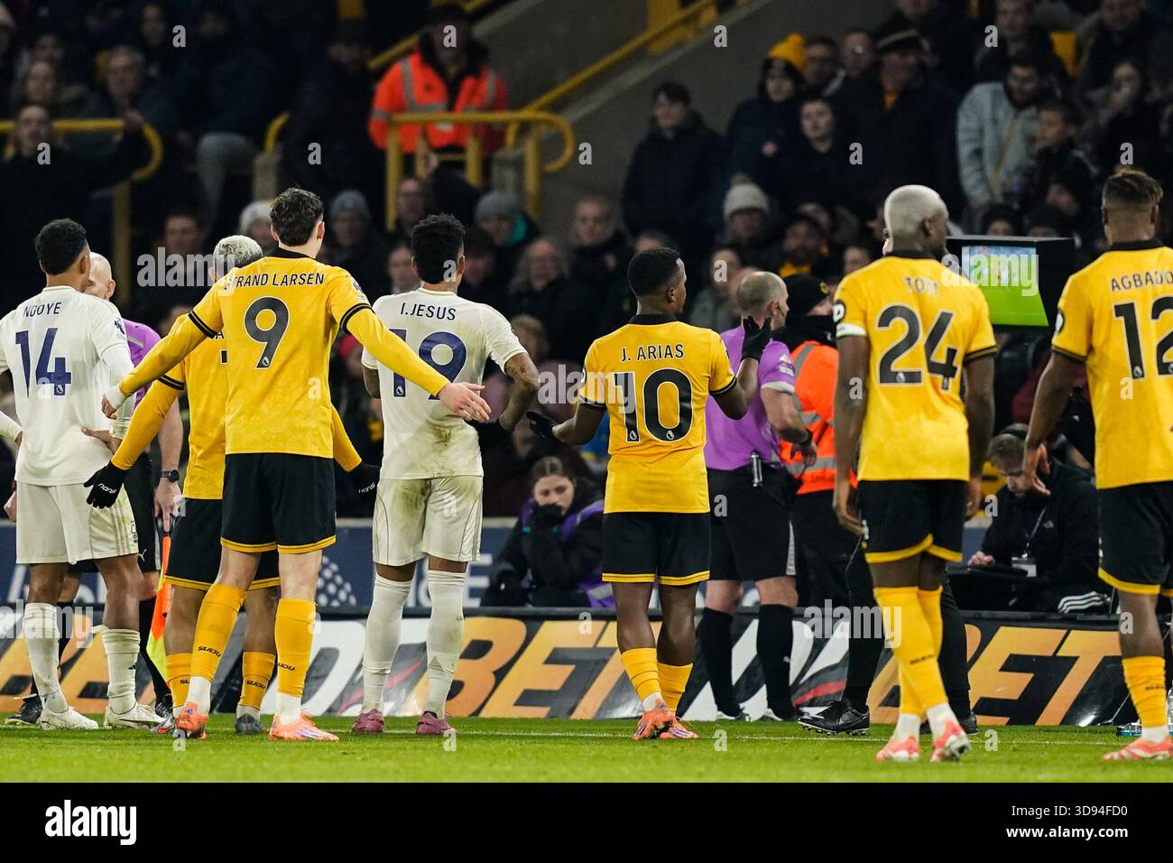 Wolverhampton, England, 3rd December 2025. Players of both teams look ...