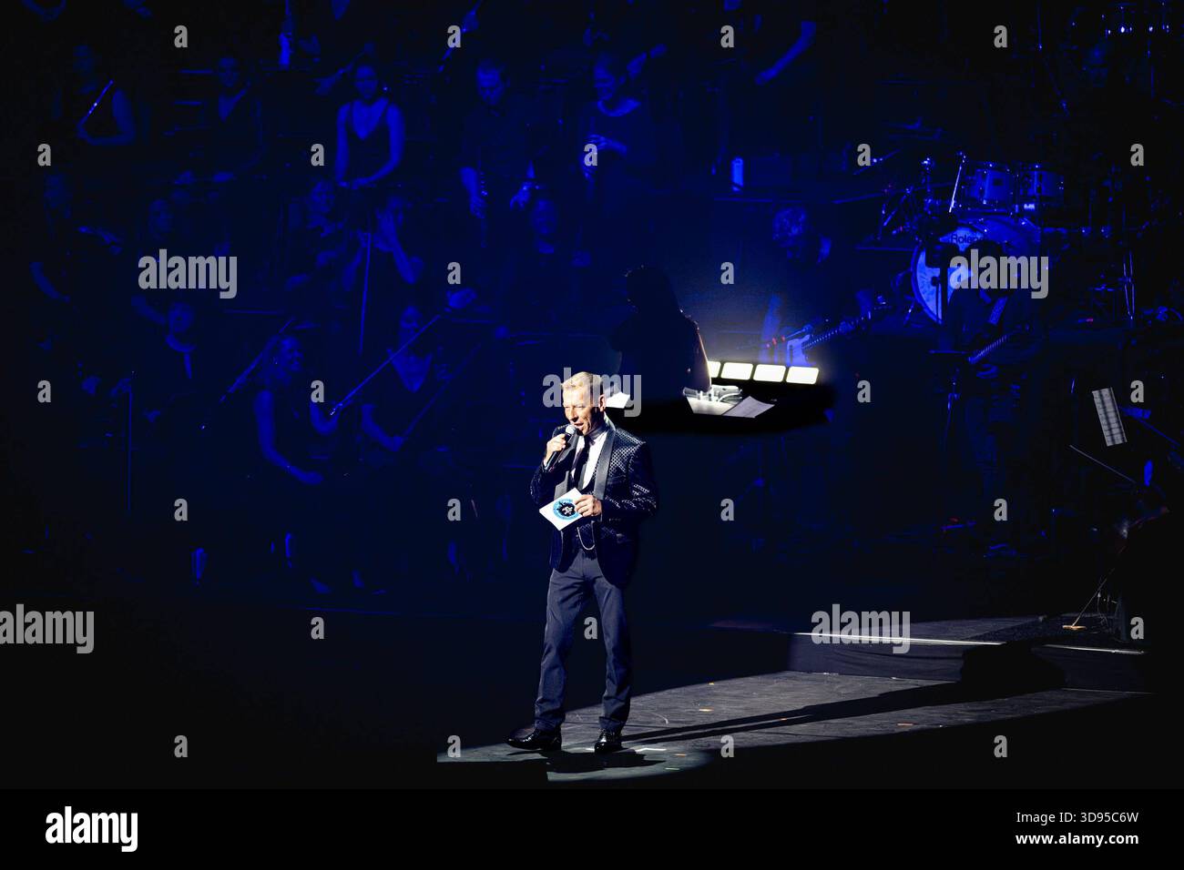 02.12.2025, Moderator Markus Othmer, im Hintergrund Mitglieder des ...