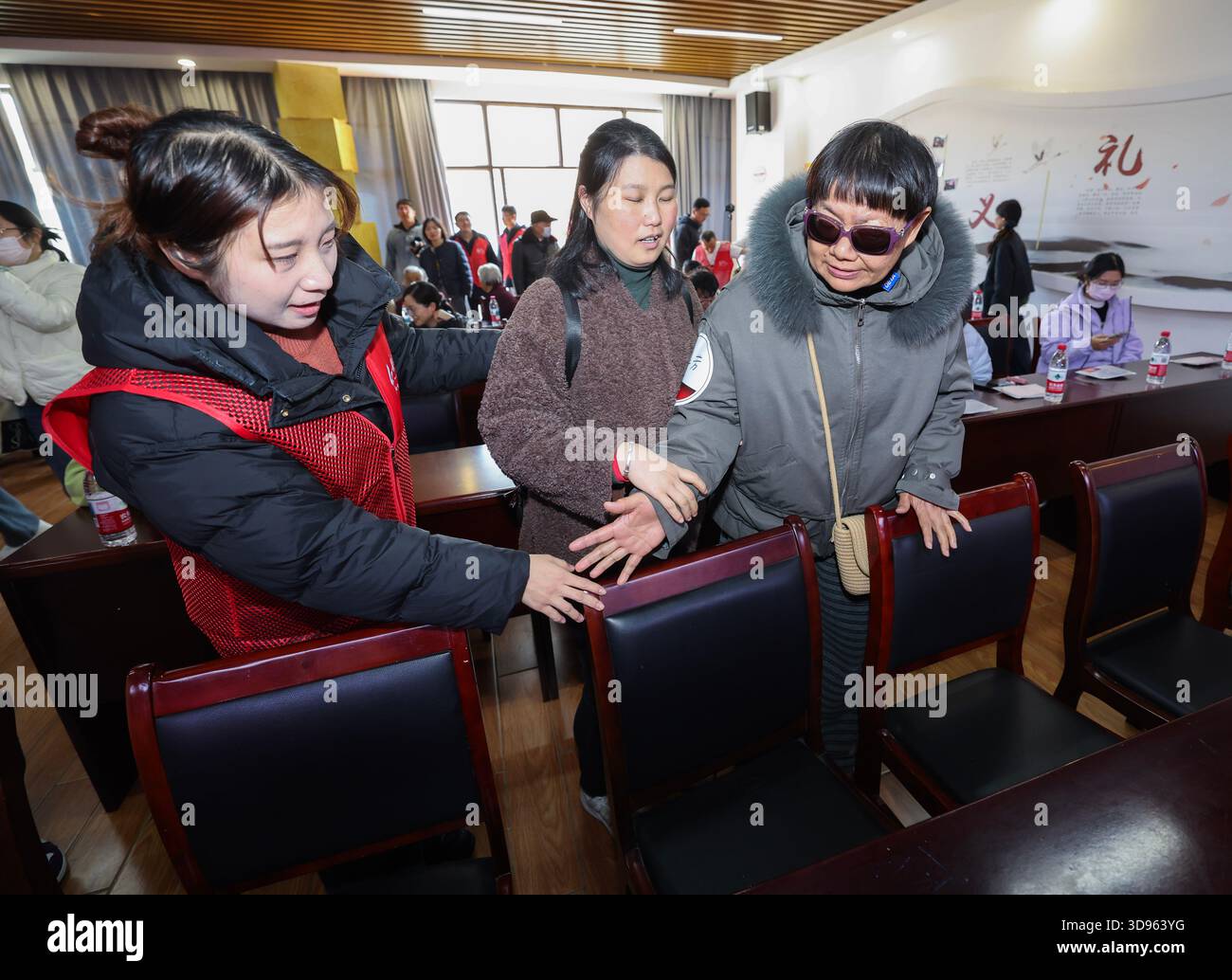 (251204) -- JIAXING, Dec. 4, 2025 (Xinhua) -- A volunteer guides ...