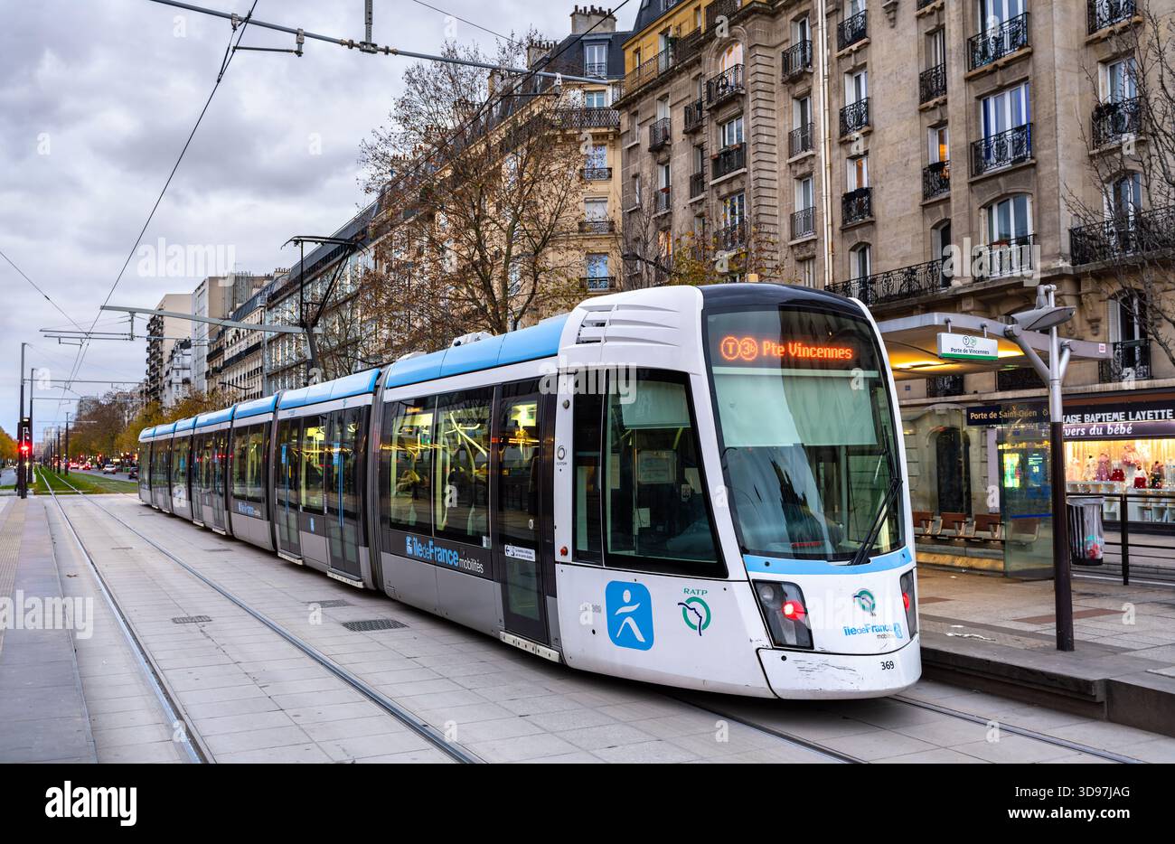 December 2025 public transport hi res stock photography and images Alamy