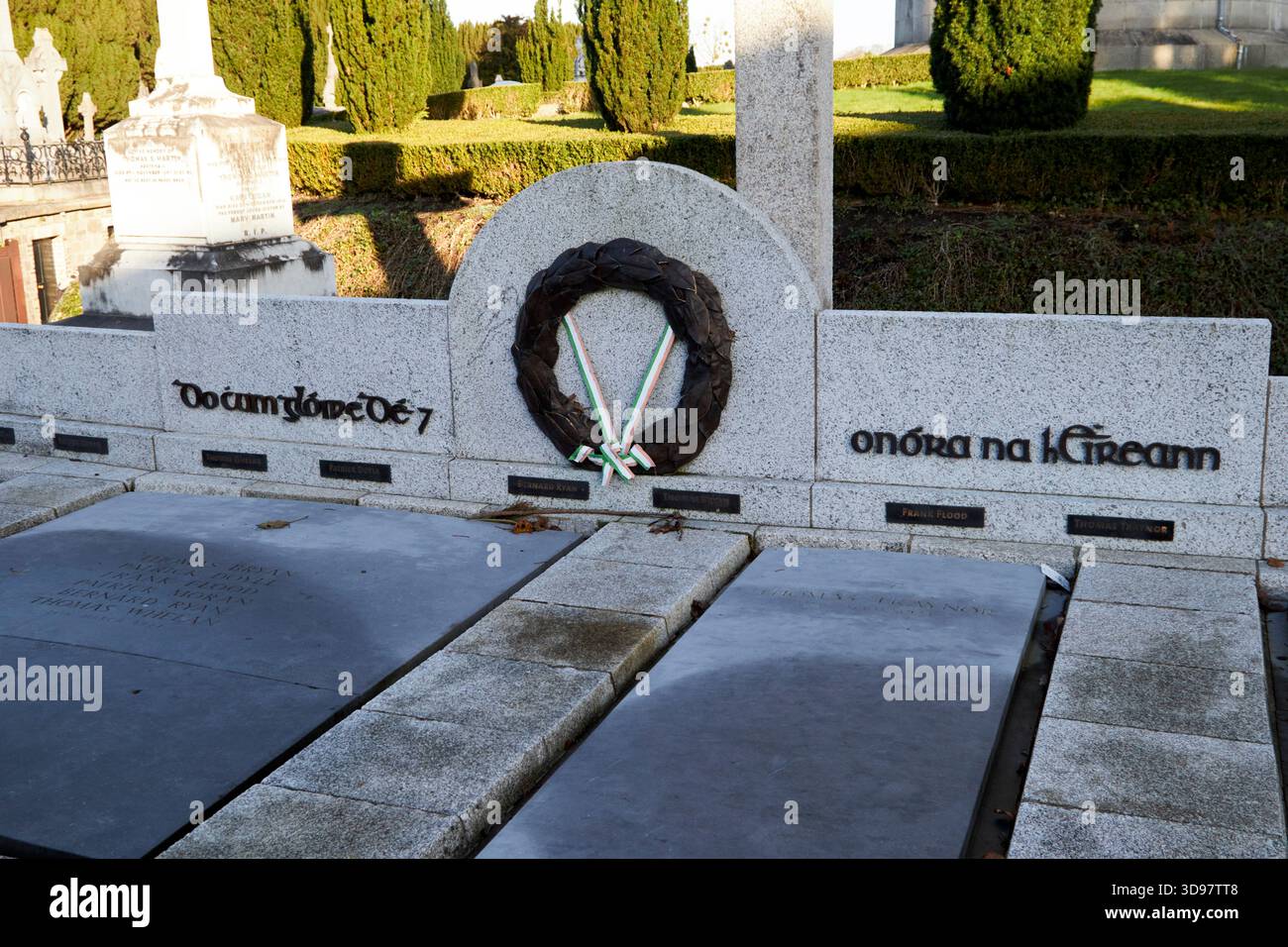 memorial to the forgotten ten including kevin barry glasnevin cemetery dublin, republic of ireland 9 of the 10 were re-interred in this grave in 2001 Stock Photo