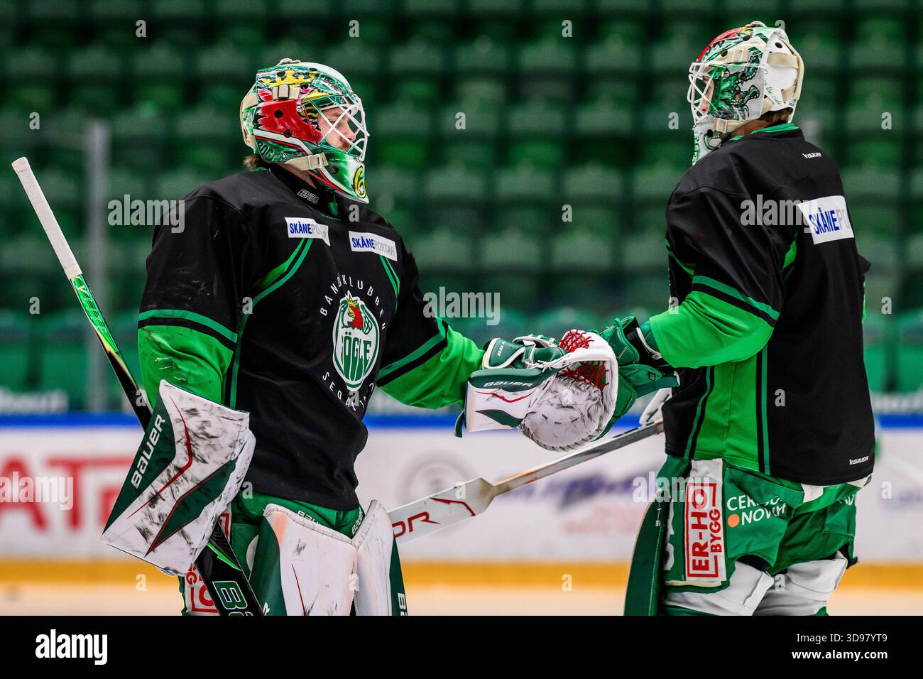 251203 Målvakt Christoffer Rifalk och målvakt Arvid Holm under en ...