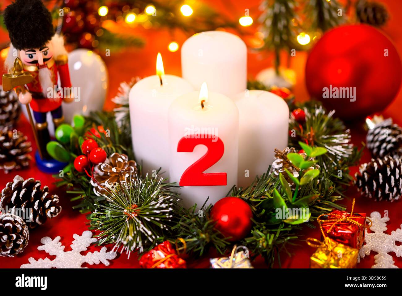 Adventskranz mit zwei brennenden Kerzen, Symbolfoto zweiter Advent ...