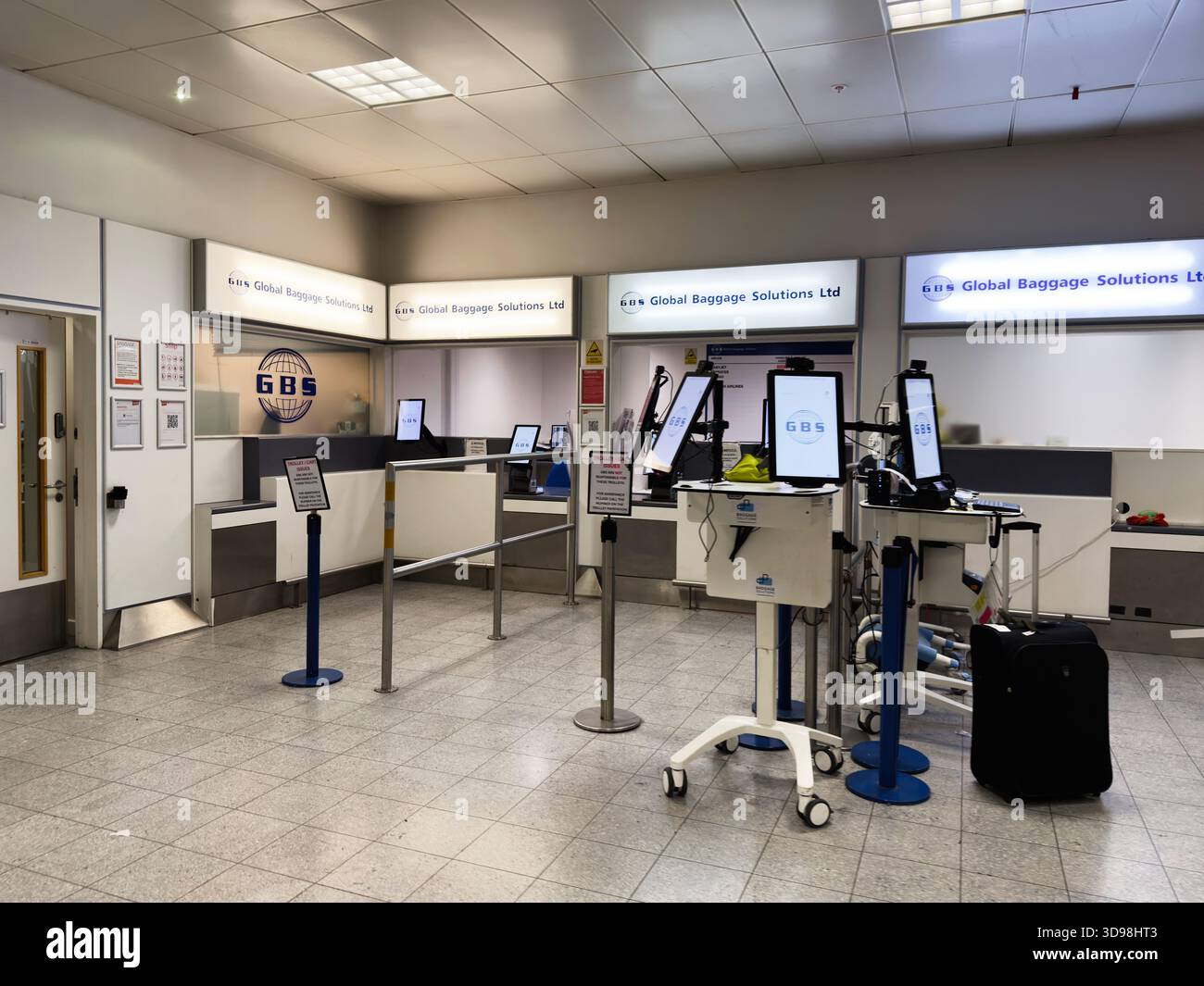 Self service check in desk hi-res stock photography and images - Alamy