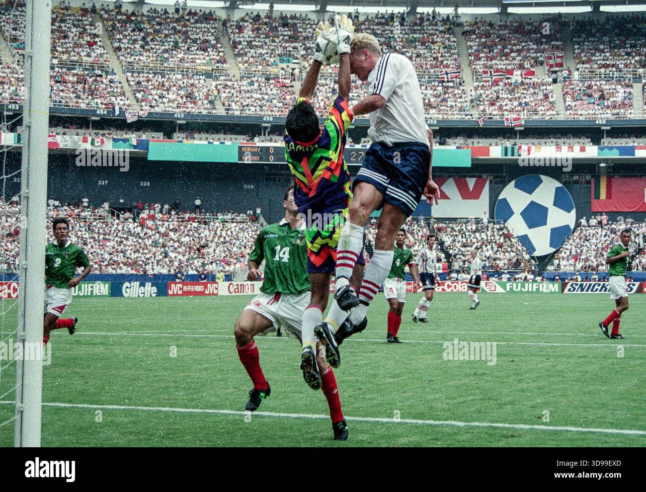 Jorge Campos - - Mexique / Irlande - Coupe du Monde 1994, Photo :... News Photo