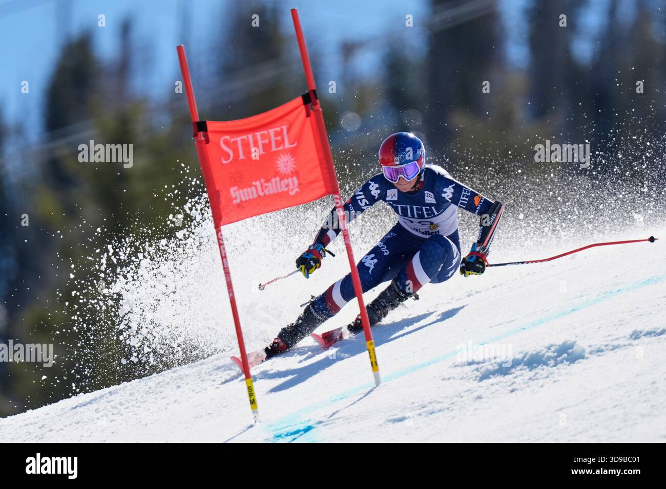 FILE - United States' Lauren Macuga skis during a women's giant slalom ...