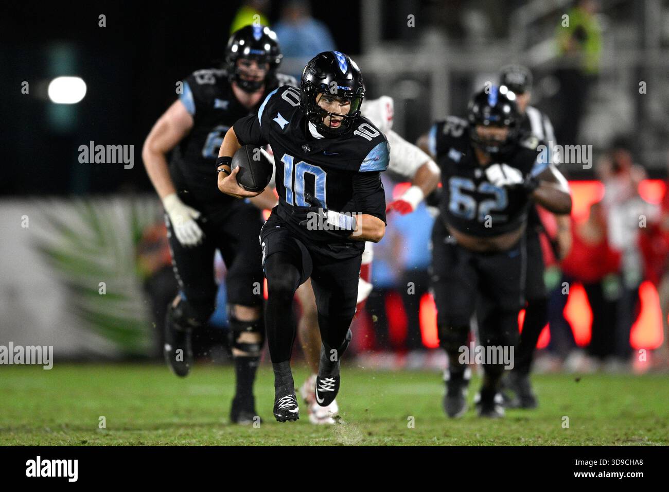 Central Florida quarterback Davi Belfort (10) scrambles for yardage ...