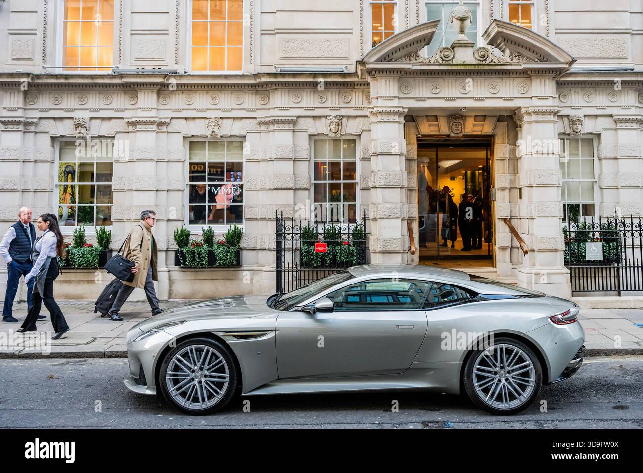 London, UK. 5 Dec 2025. Aston Martin DB12, Goldfinger 007 Special ...