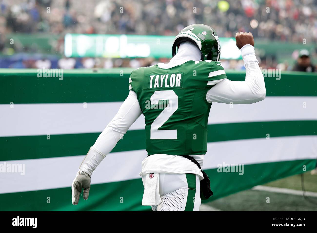 New York Jets quarterback Tyrod Taylor (2) is introduced during an NFL ...