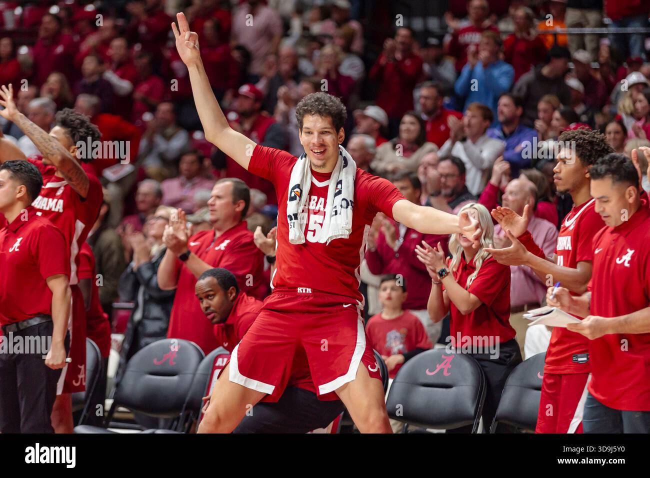 Alabama center Noah Williamson (15) celebrates a three-pointer over ...