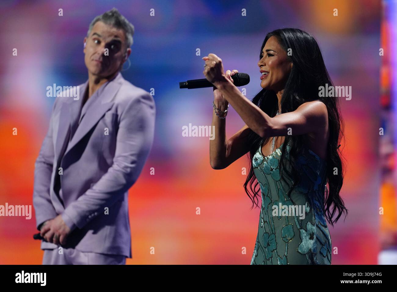 Singer Robbie Williams And Singer And Actor Nicole Scherzinger Perform Singer Robbie Williams And Singer And Actor Nicole Scherzinger Perform During The Draw For The 2026 Soccer World Cup At The Kennedy Center In Washington Friday Dec 5 2025 Ap Martin 3D9J74G 