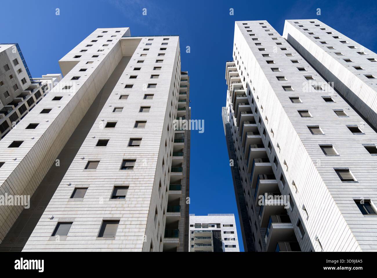 Newly built luxury apartments glass hi-res stock photography and images ...