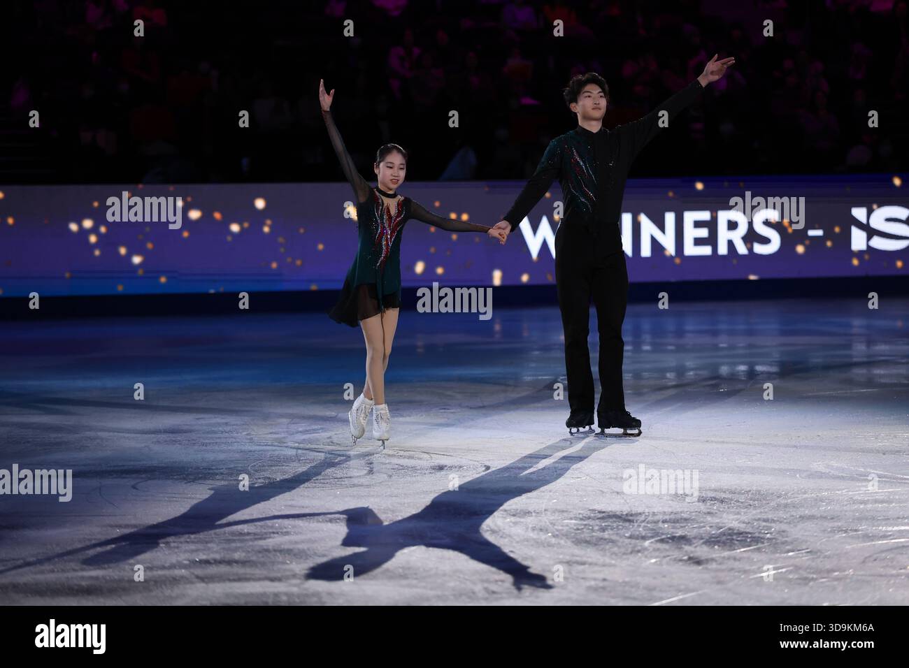Rui GUO and Yiwen ZHANG of China, gold, waves during an award ceremony ...