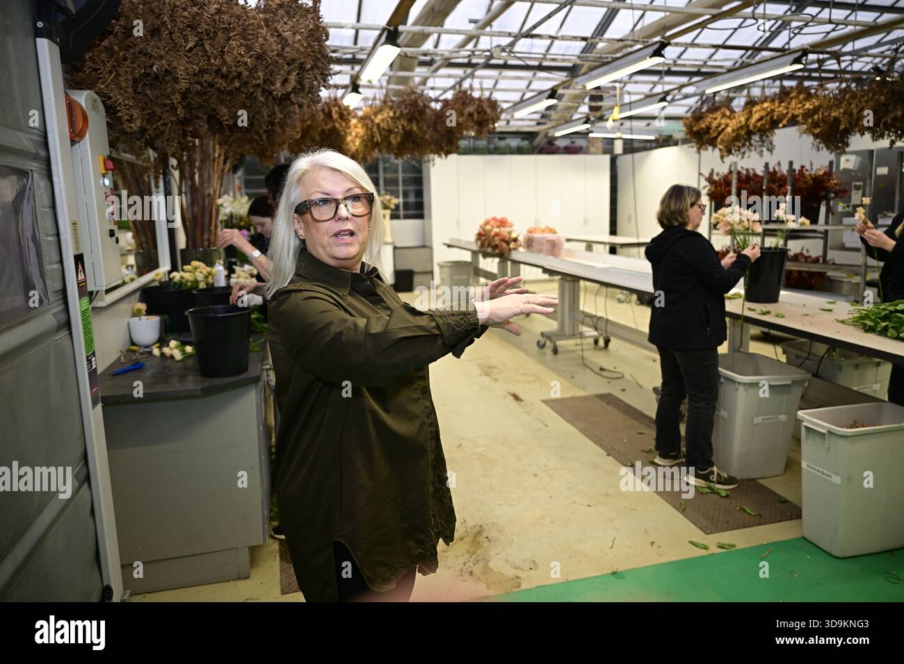 hel-n-magnusson-head-florist-at-h-sselby-blommor-during-a-press