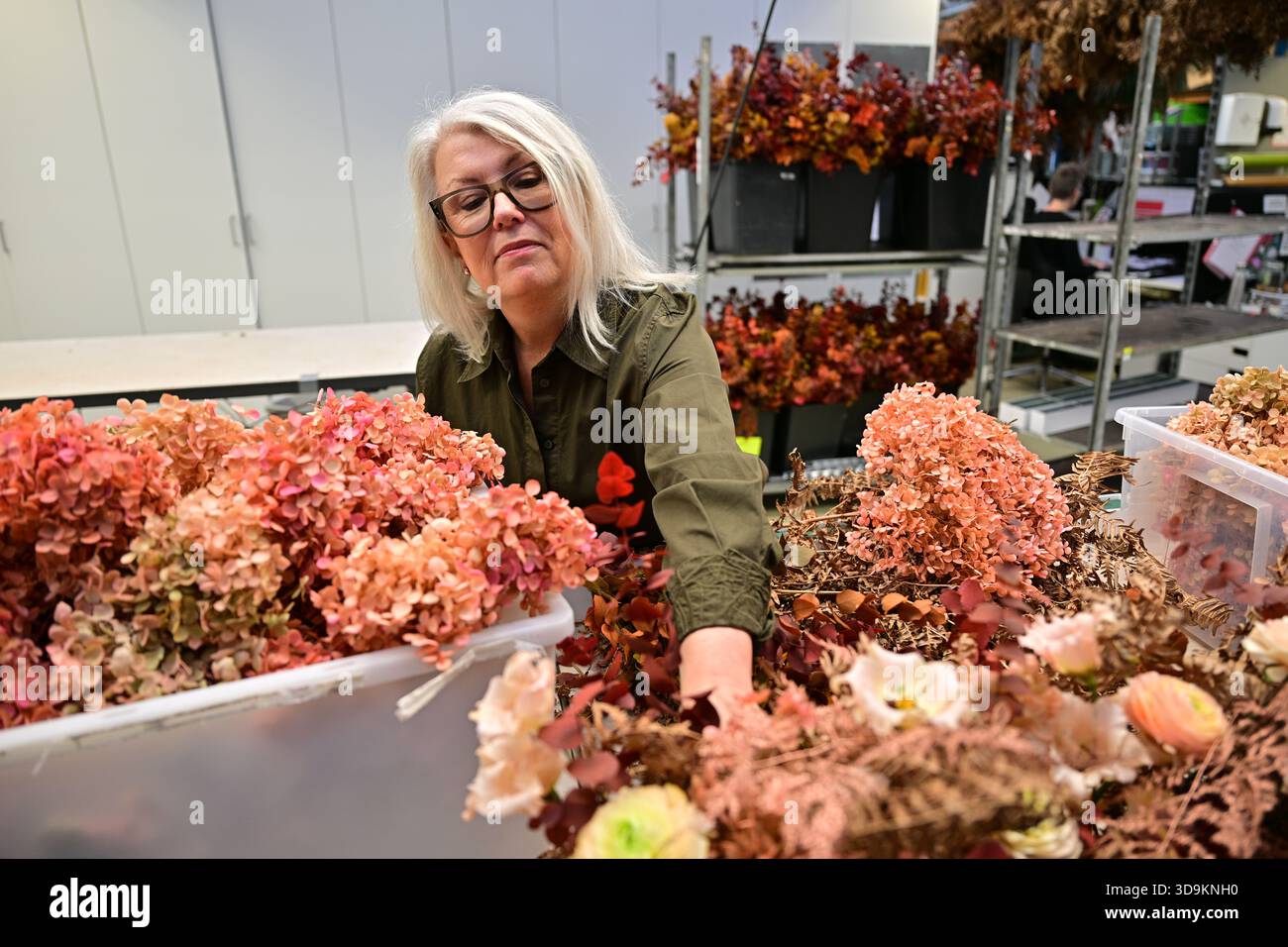 hel-n-magnusson-head-florist-at-h-sselby-blommor-during-a-press