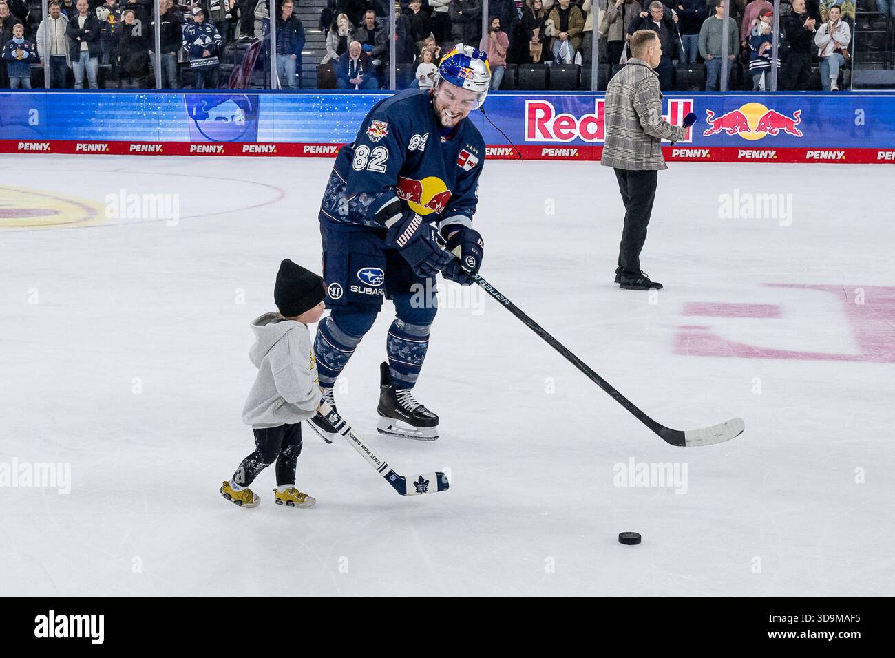 chris-desousa-ehc-red-bull-munich-82-on-the-ice-with-his-young-son