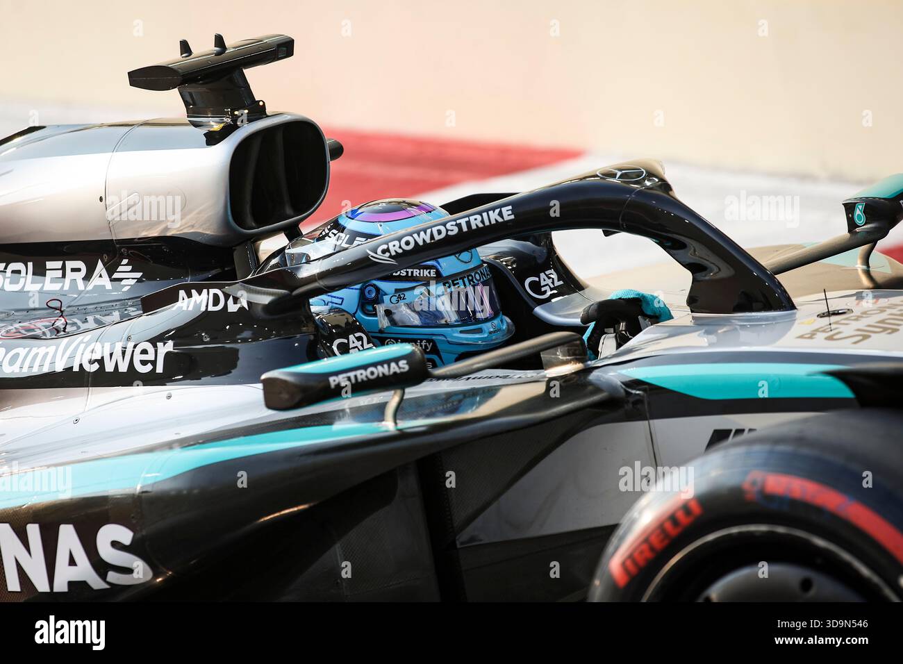 Casque 2023 de George Russell à l'échelle 1:5 - Mercedes-AMG F1 | Fuel