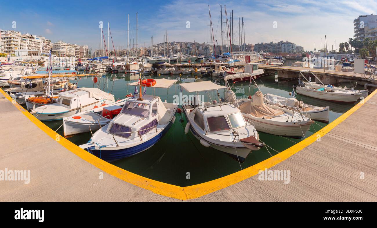 Boats docked modern marina hi-res stock photography and images - Alamy
