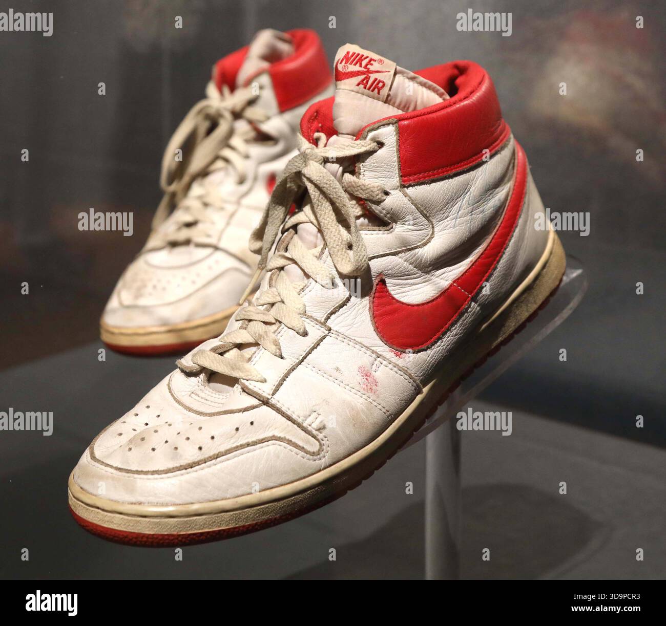 Michael jordan nike air 1984 hi-res stock photography and images - Alamy