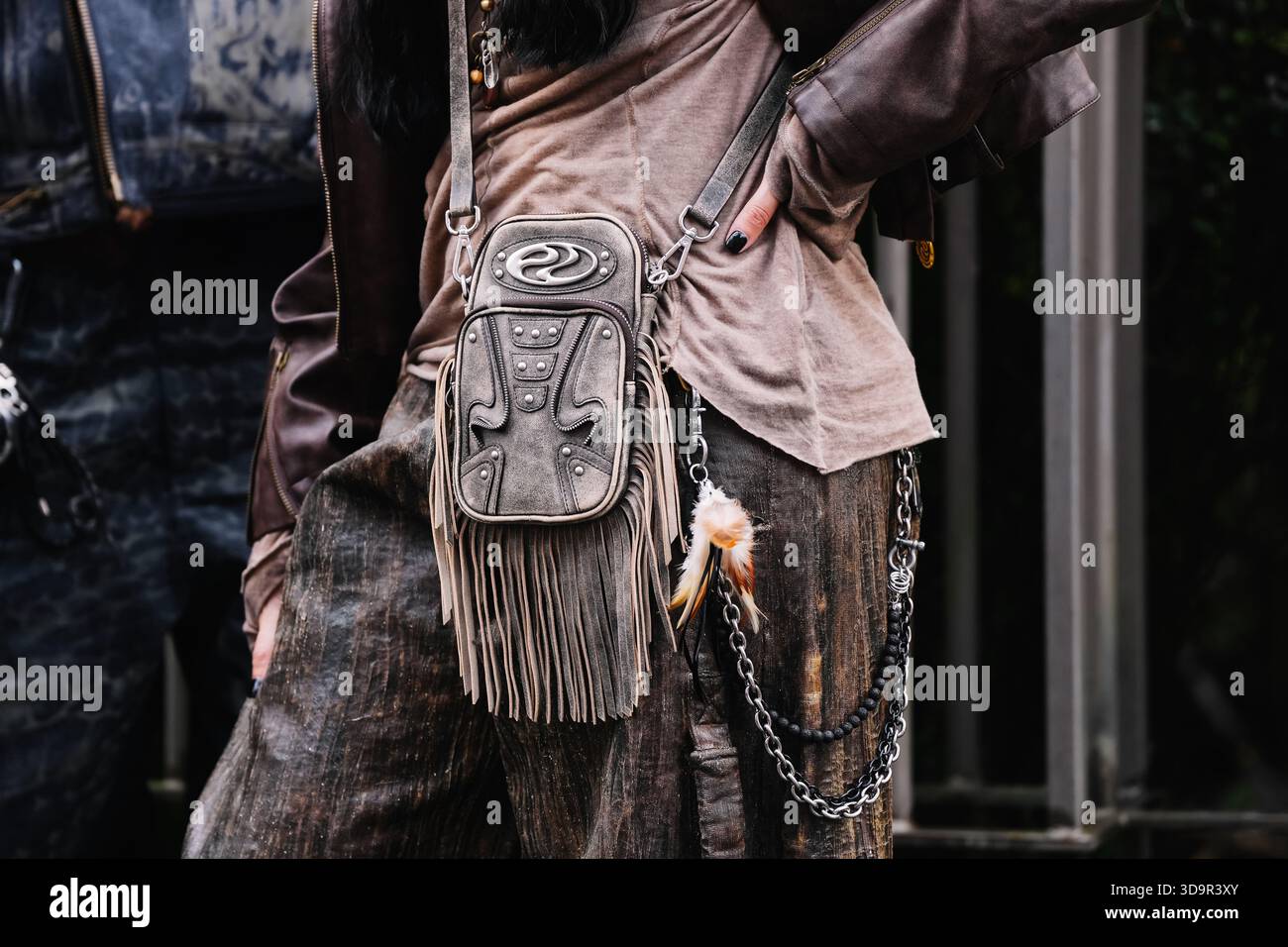 Street style woman on phone hi-res stock photography and images 