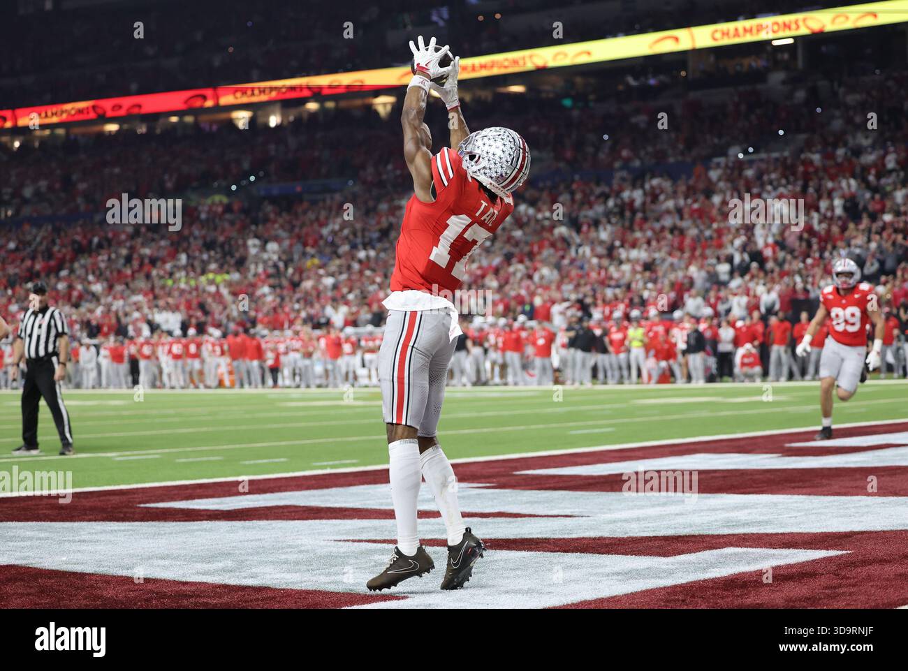Ohio State wide receiver Carnell Tate (17) catches a touchdown pass ...