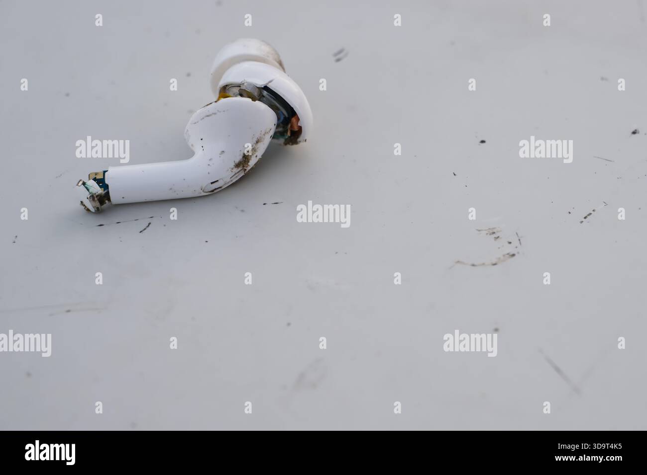 Airpod hi-res stock photography and images - Alamy