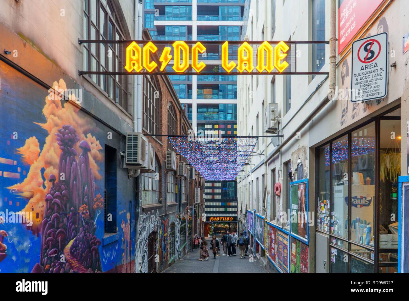 Melbourne, VIC, Australia. December 06, 2025. - An urban laneway in ...