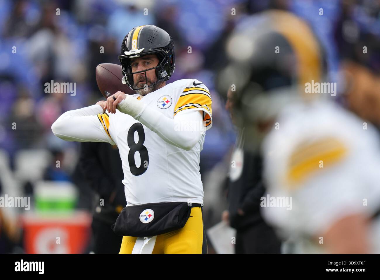 Pittsburgh Steelers quarterback Aaron Rodgers warms up before an NFL ...