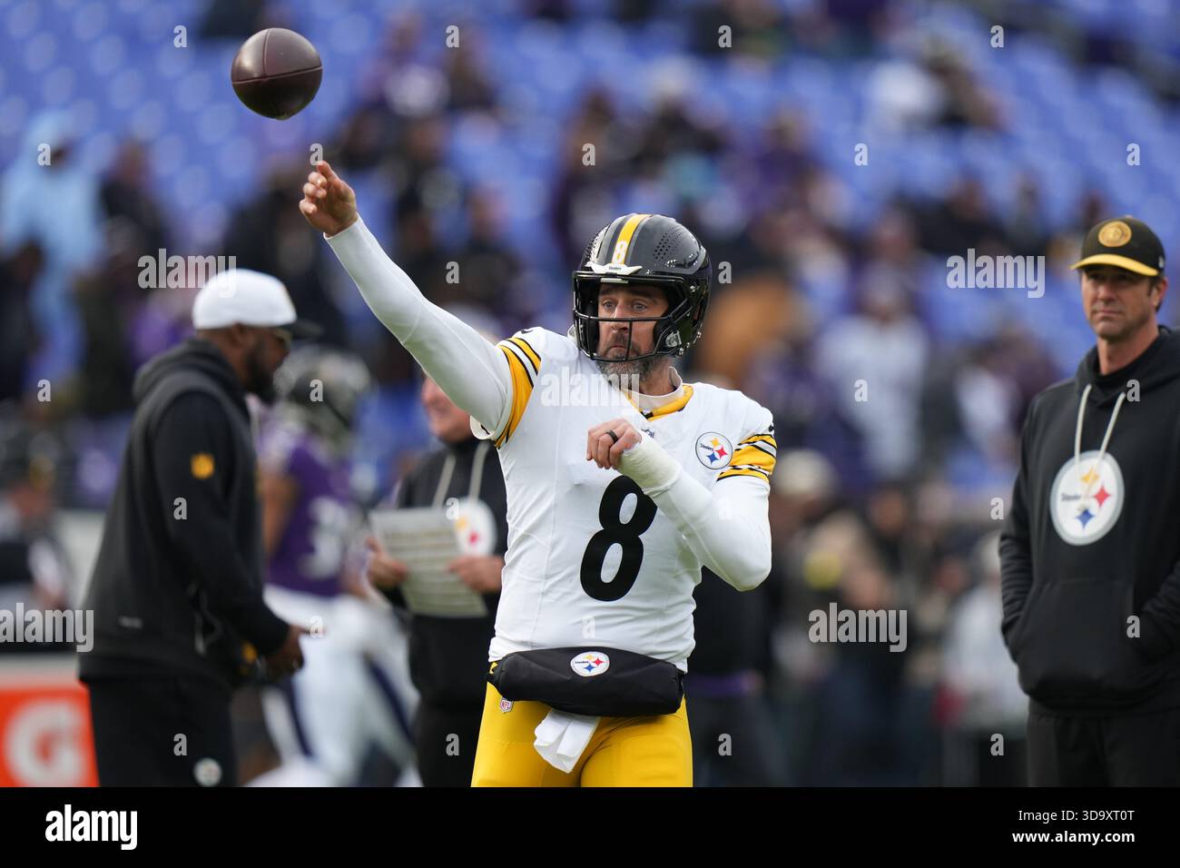 Pittsburgh Steelers quarterback Aaron Rodgers warms up before an NFL ...